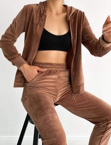 Kompleti: Plišani kompleti 
Vel : ( s m l xl xxl ) 

Cena : 3100 din — 2