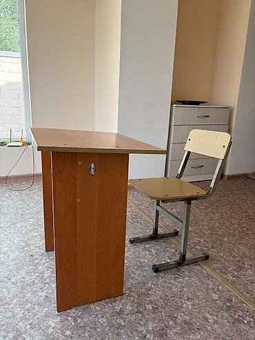 доска для уроков: Продаю комплект - школьные парты и стулья. В хорошем состоянии, 80 — 2