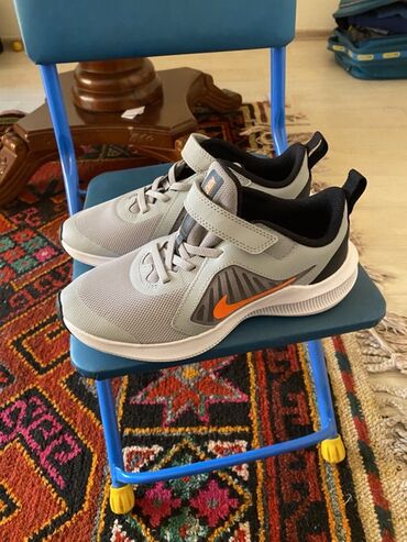 пальто шерсть: Серые кроссовки Nike с оранжевым логотипом на боковой части. Модель