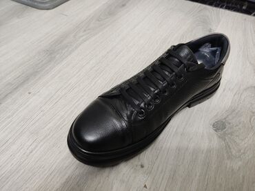 Ayaqqabılar: Casual ayaqqabi. Almaniyadan 62 avroya alinib. Original deridir — 4