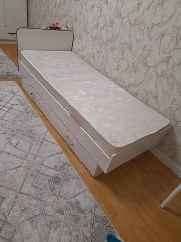 кызыл пияз: Односпальная кровать светлого цвета с выдвижными ящиками для хранения