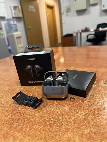 galaxy buds 4 pro: Samsung Galaxy Buds3 Pro – tam simsiz qulaqlıq - Rəng: boz/gümüş - — 1