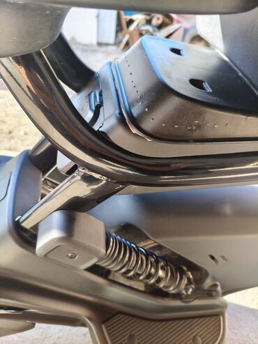 срочно продаю нужны деньги очень срочно: Электроскутер/электровелосипед с пластиковой корзиной спереди и кофром