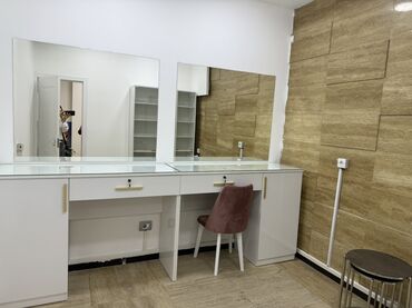 столешницы для ванной комнаты: Gözəllik/visaj üçün tam dəst: iki postlu makiyaj masası, iri güzgülər