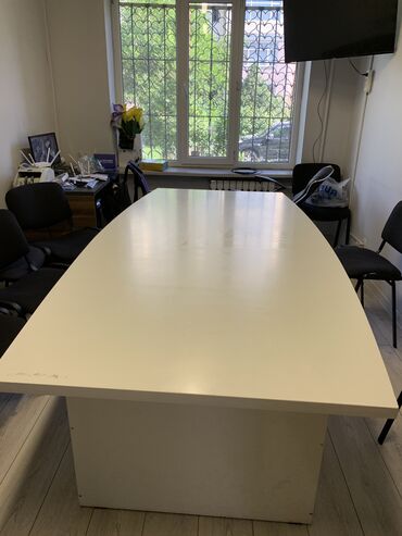 мебель для бизнеса: Продается стол. Белого цвета. Длинна примерно 2,5 метра. Ширина в
