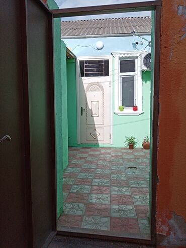 bakıxanovda həyət evi: XIRDALAN 119 və 596 marşurutun yanı yola yaxın 3otaq studyo mənzil