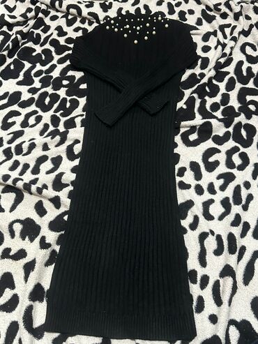 Dəstlər, kostyumlar: İkinci el paltarlar Məhsul: 2 ədəd üst geyimi dəsti 1) Qolsuz qadın — 13