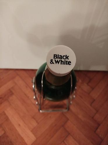 cipelarnik matis: Dekorativna zelena staklena boca flasa sa metalnim stalkom “Black — 2