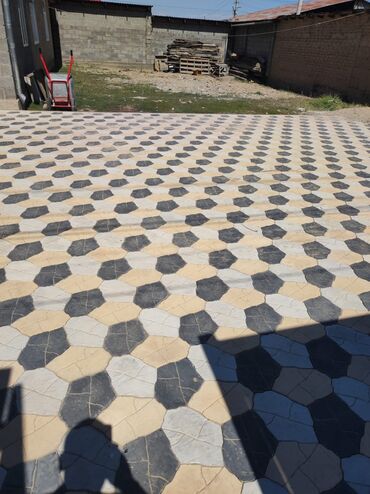 Тротуарная плитка: Тротуарная плитка для обустройства дорожек и площадок. В ассортименте — 13