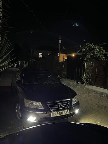 qara maşın: Hyundai Sonata sedan təqdim olunur. Avtomobil qara rəngdədir və — 2