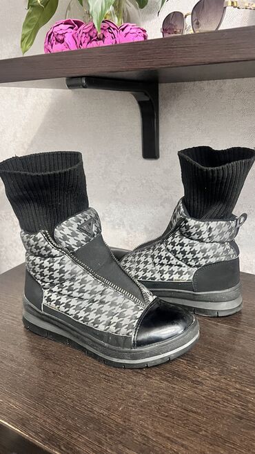 обувь из натуральной кожи: 1Ботинки sector зимние 37 размер. Теплые. 800 сом 2 ботинки