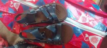 продаю в связи переездом: 34 35 туура келет 250сом