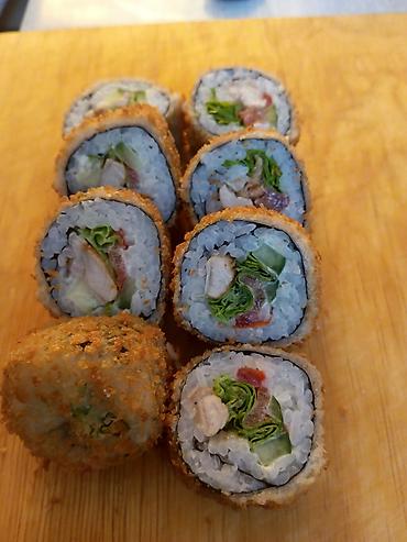 Готовые блюда, кулинария: Сеты роллов и суши - Классические и запечённые роллы: с лососем — 8