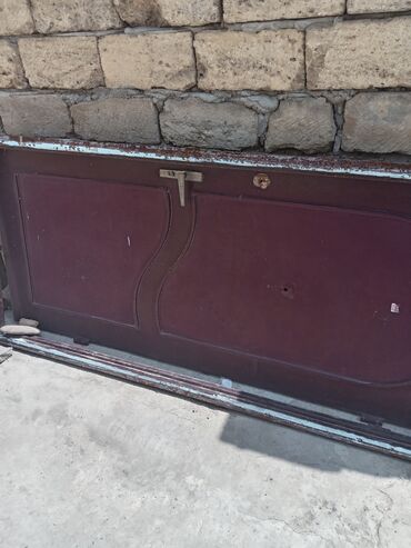 heyet qapsi: Tünd qırmızı rəngdə, metal materialdan hazırlanmış bu qapı paneli, hər