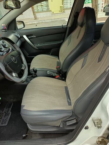 Digər avtomobillər: Ağ rəngdə kompakt sedan. Xüsusiyyətlər: - Kuzov: 4 qapılı sedan, ağ -da lalafo.az — 9 Digər avtomobillər: Ağ rəngdə kompakt sedan. Xüsusiyyətlər: - Kuzov: 4 qapılı sedan, ağ — 9