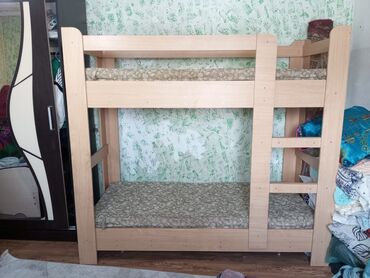 Другая детская мебель: Продаю двухъярусный кровать в отличном состоянии 👍ширина 90 длина 2