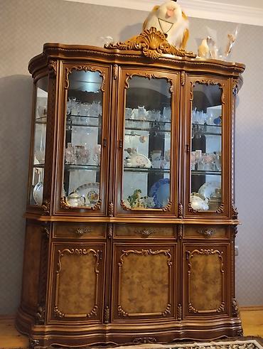 iskaf: Klassik üslublu vitrin-bufet - Material: ağac konstruksiya, üzərində — 1