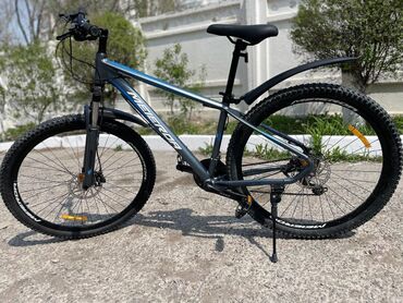 Велоаксессуары: Продаю новый алюминевый велосипед качество хорошее размер 21 размер