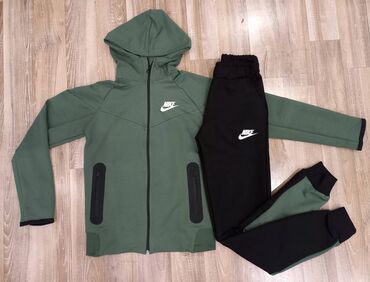 Gornji i donji deo: Nike ženska trenerka

Novo
Pamuk
Veličine xs s m l — 11