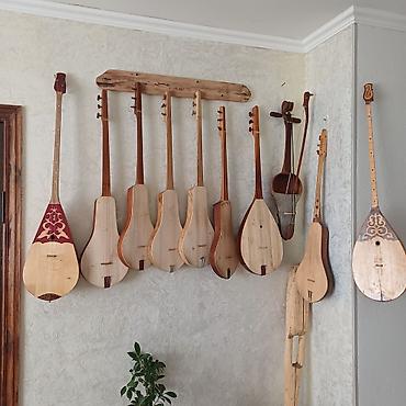 Комузы: Орук жана кара жыгачтан чабылган ундору абдан жакшы комуз, кылкыяк — 1