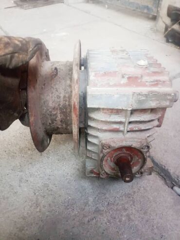 Лебедки: Продаю угловой редуктор или лебедка в хорошем состоянии. 1 на 40. Цена — 5