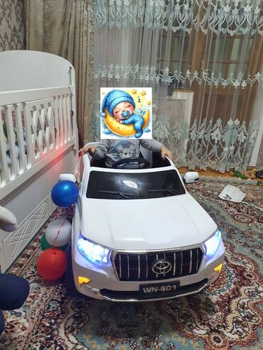 Uşaqlar üçün nəzərdə tutulmuş ağ rəngli elektrikli avtomobil. Bu