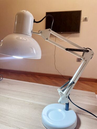 gecə lampasi: Ağ rengde stol usdu ofis lampasi,iş masanizda ve ya ofisinizde