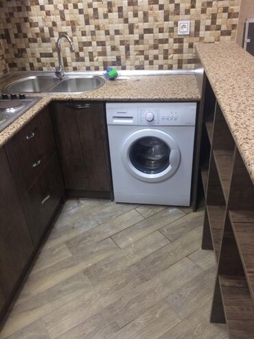 Uzunmüddətli kirayə mənzillər: Bu mənzil yaşayış binasında yerləşir və müasir dizaynlı mətbəx, yemək — 14