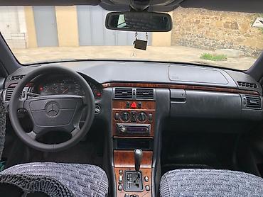 Mercedes-Benz: Mercedes-Benz E-Class (E200) sedan - Kuzov: 4 qapılı sedan, Göy rəng — 9