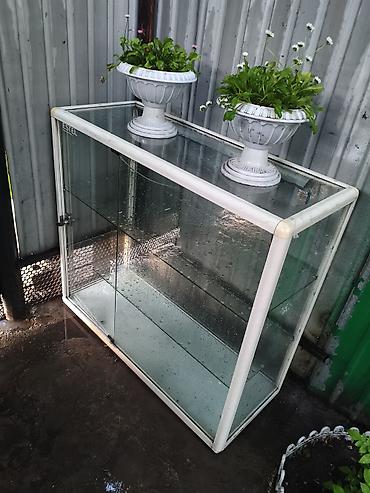 Продаю витрину. цена 2000 торг уместен