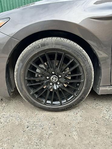 Литые диски с резиной для Toyota (подходят к Camry на фото). -