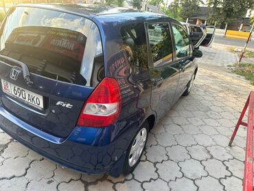 аренд фит: Honda Fit синего цвета – компактный и практичный автомобиль. Эта