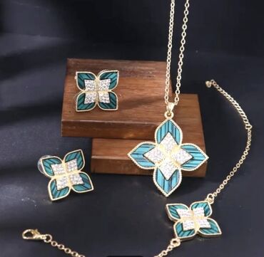 Seplər: 18K qızıl suyuna çəkilmiş və polad bijuteriyalar.Maqazin bağlandığı — 3