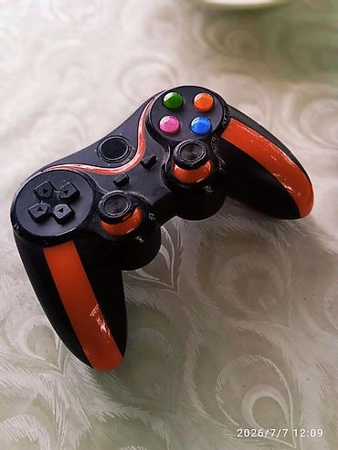 oyun rul seti: Qara-narıncı oyun joystick-i (gamepad) - İki analoq çubuq, D‑pad və 4 — 1