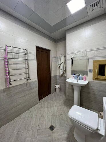 Uzunmüddətli kirayə mənzillər: İnşaatçılar metrosunun çıxışında, 14 mərtəbəli binanın 10-cu — 14