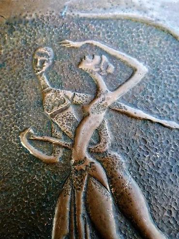 Stare vaze i dekor: Vintage BAKARNI reljef BALERINE Mid-century modern. Vintage — 2