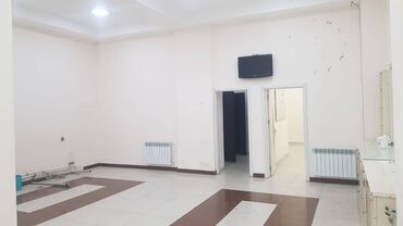 Digər kommersiya daşınmaz əmlakı: Binəqədi 9-cu mikrarayonda yerləşən obyekt 135 kv Sahesi olan salon — 1