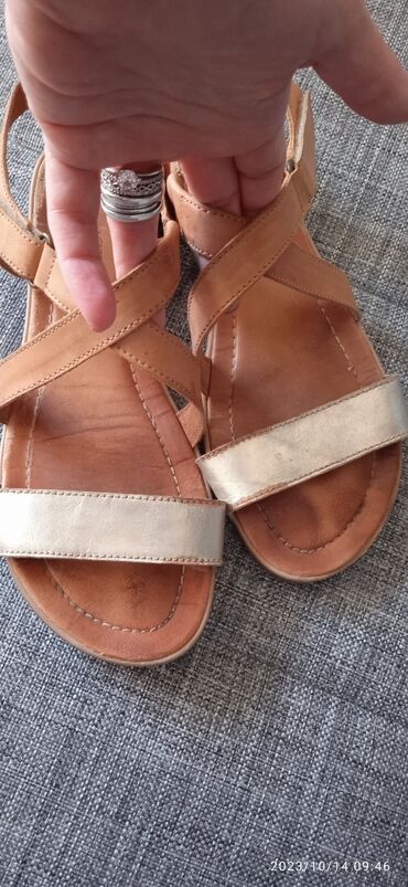 Sandale i japanke: Sandale
braon 37
gaziste 23.5 cm
preuzimanje licno sa adrese Nis