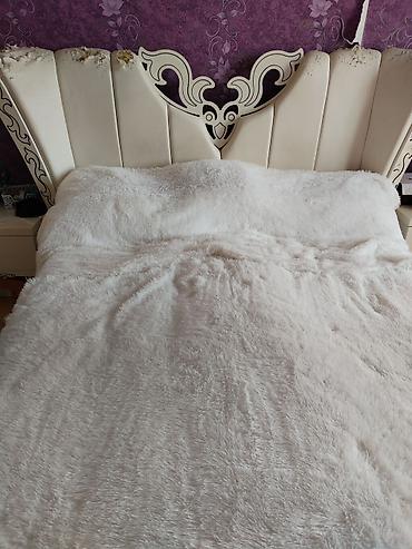 tekstil baku: Məhsul: Yumşaq süni xəz yataq örtüyü/pled - Rəng: qırıq-ağ/krem - — 1
