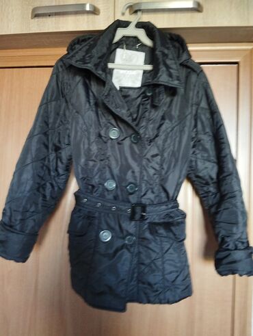 куртка женс: Стильная куртка деми 46 размера,L,с капюшоном,капюшон отстегивается,на