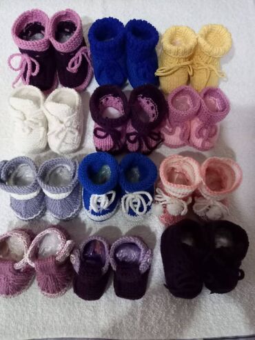 1 жаш: Продаю вязанные детские носочки, пинетки до 1 года цена 280-300 сом (в