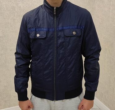 cins pencekler kisi ucun: Kişi gödəkçəsi – tünd göy rəngdə, yüngül və suya dayanıqlı parça. -