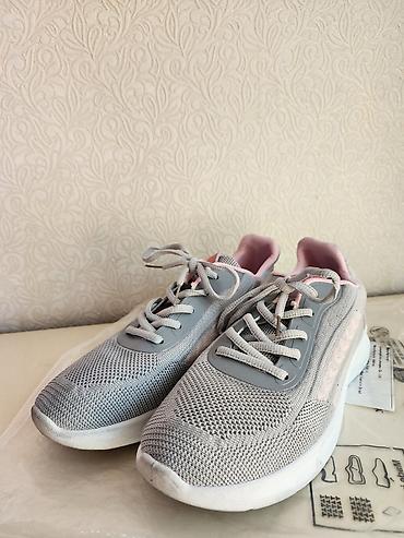 reebok krasovka: Qadın idman ayaqqabısı-çox az işlənibyenidir. - Rəng: açıq boz və — 2