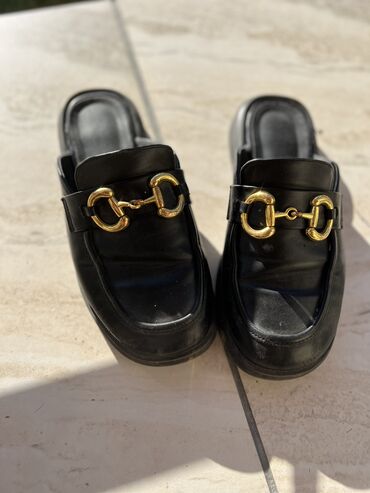 зимный обувь: Продаю Чёрные мюли 38р, забрать можно в районе Мамакеева. Цена 200с