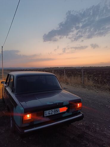 зеркало аз: VAZ 2107 sedan - Kuzov: 4 qapılı sedan, tünd bənövşəyi rəng. Arxa və