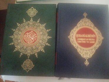 orfoqrafiya ve orfoepiya lugeti: İki ədəd dini kitab. Yaşıl rəngli kitabın üz qabığında qızılı rəngli