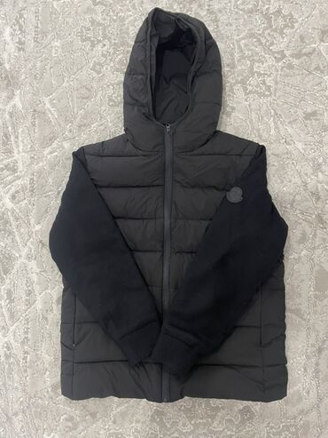 белое пальто: Пуховая куртка Moncler с капюшоном, черная. Характеристики: -
