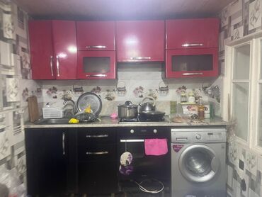 раковина квадратная: Metbex mebeli 200azn. 2metr olcudedir. Qaz ve moyka ustunde verilecek