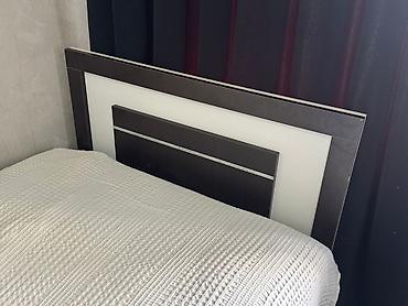 Krovat,ela veziyyetde,matras demek olarki istifade olunmayib.150 manat