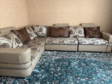 Угловые диваны: Красивый угловой диван с мягкими сиденьями и декоративными подушками